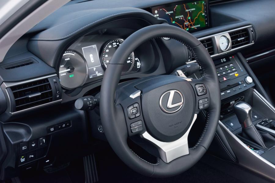 Детали интерьера Lexus IS300h 2016 года  (WW) (фото 7 из 28)